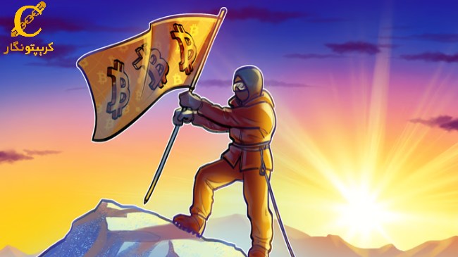 پرچمی با نماد بیت کوین در قله کوه اورست